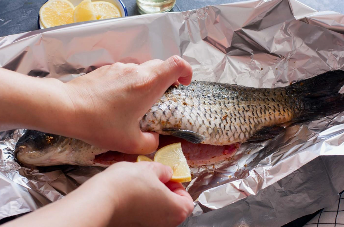 Запечённый карп в фольге