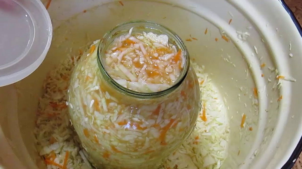 В рассоле образуются разные кислоты и газы. Это нормально, даже если выглядит пугающе. Этот этап всегда самый шумный и самый нестабильный.
