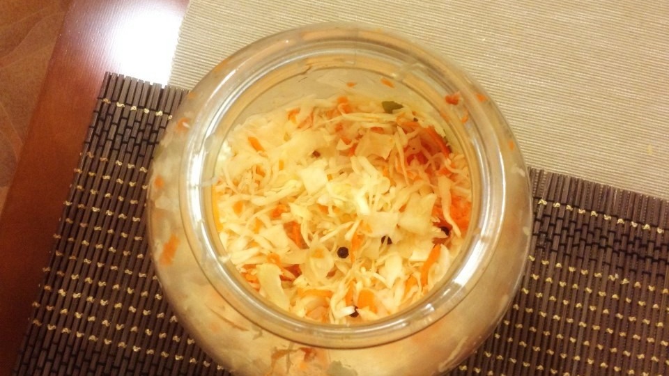 Cколько дней капуста должна кваситься по уму и по науке - и почему 8 из 10 убирают ее на холод слишком рано, выбрасывая всю пользу в трубу