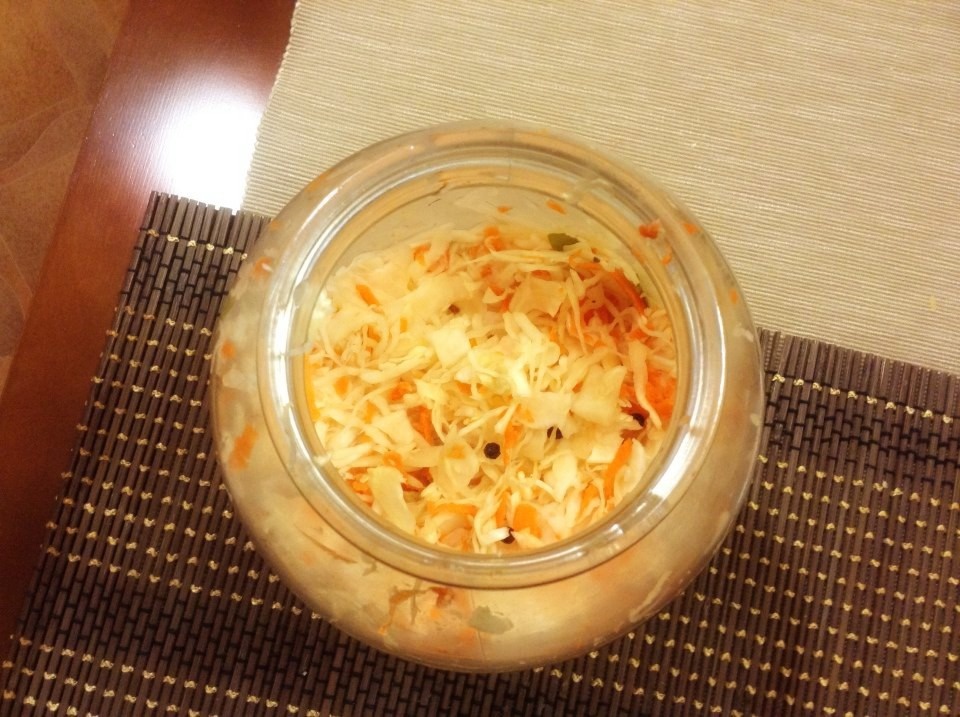 Ниже расскажу, что именно происходит с капустой по дням и почему мы почти всегда убираем ее на холод раньше, чем ферментация заканчивается.
