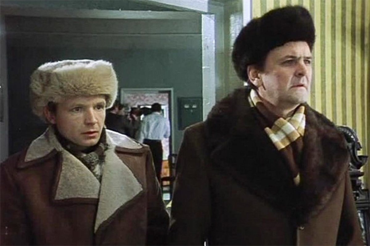 Ипполит порядочней Жени, но он проиграл. Кадр из фильма «Ирония судьбы, или С лёгким паром!», 1975 год, режиссёр: Эльдар Рязанов. 