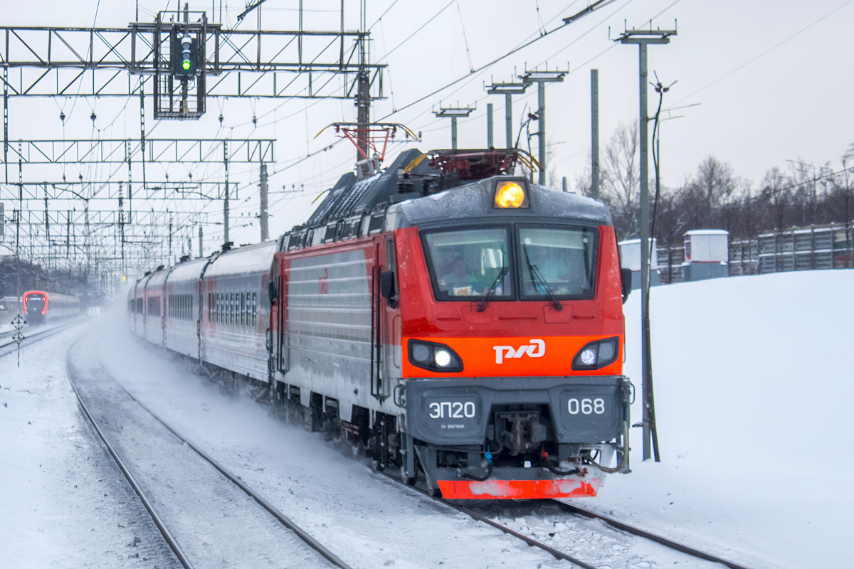 Электровоз ЭП20-068 с пассажирским поездом