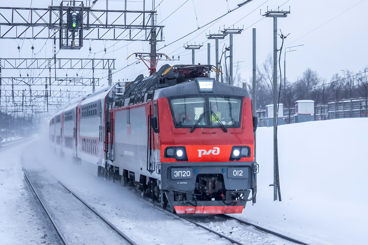 Электровоз ЭП20-012 с двухэтажным поездом