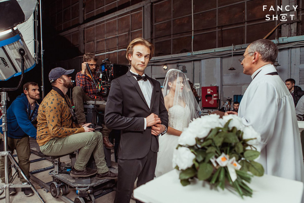 Вот он, в пиджаке стоит, Дмитрий Луговкин. 