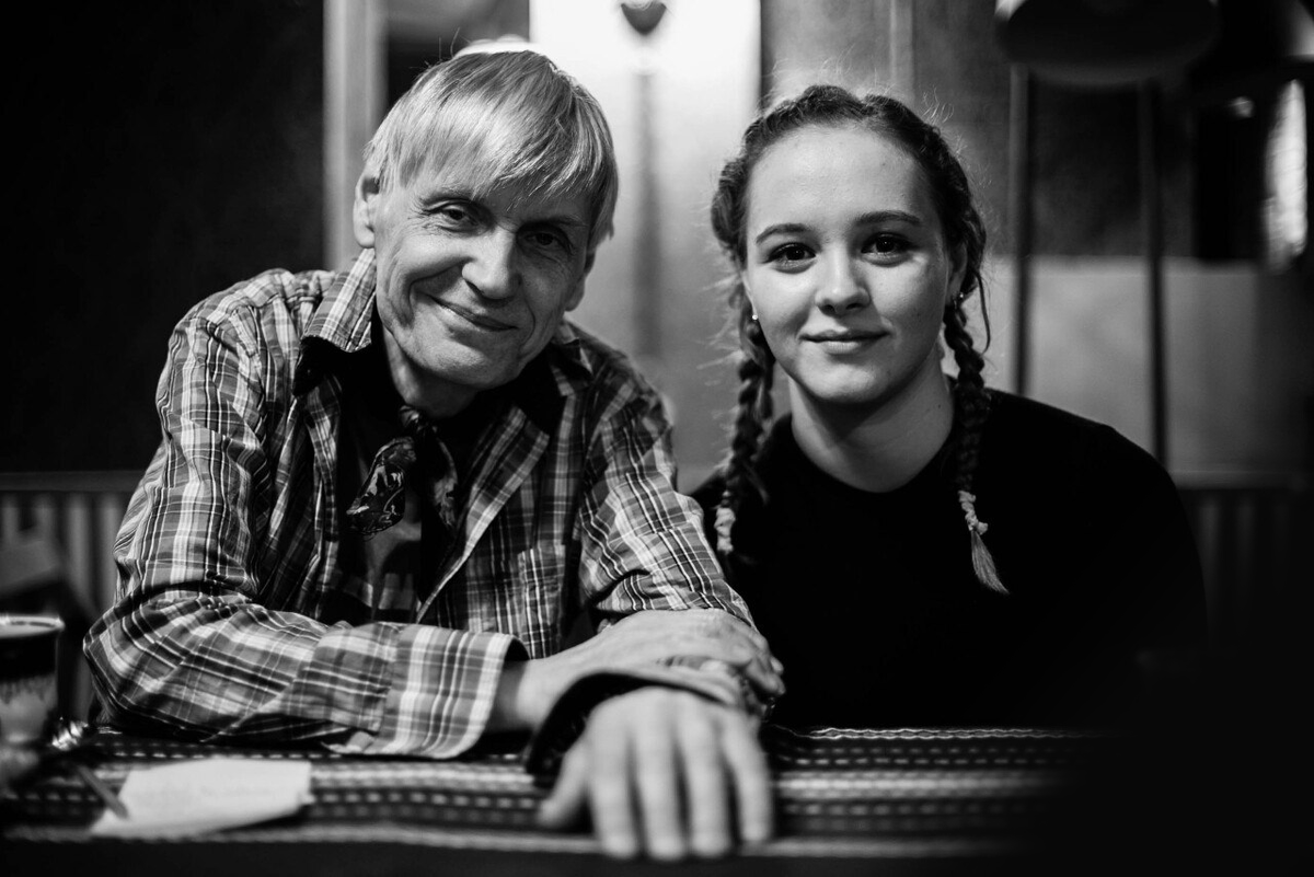 Кандидат искусствоведения, заслуженный деятель искусств Российской Федерации, автор 20+ учебных и научно-методических пособий по сценической речи, преподаватель, режиссер более 80 спектаклей в театрах и театральных школах России, Германии, Чехии, Швейцарии, Китая, Южной Кореи Юрий Андреевич Васильев. Ну и я, Маргарита Овчинникова рядом.