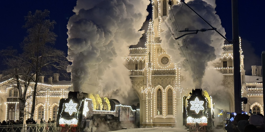 Поезд Деда Мороза прибывает в Петергоф из Великого Устюга