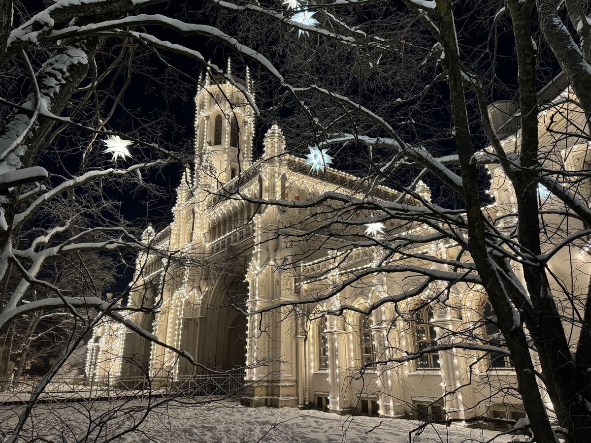 Историческая станция Новый Петергоф в новогоднем убранстве