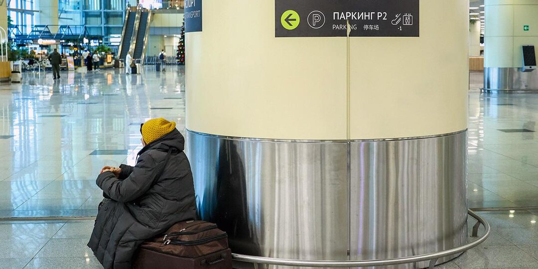 Десятки рейсов задержали в аэропортах Москвы на фоне атаки беспилотников
