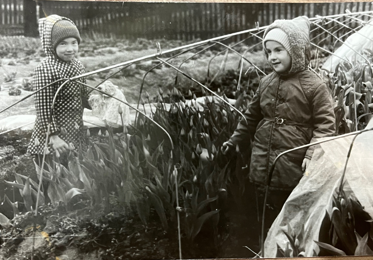 Я и сестренка у гряд с тюльпанами 1987 год