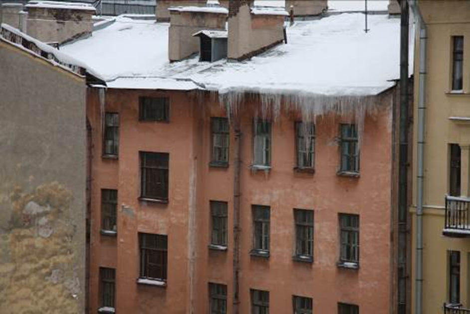 Двор-колодец на Васильевском острове. Снимок 17 января 2010 г., ‏12:19. Фотография С.П. Якуцени ©