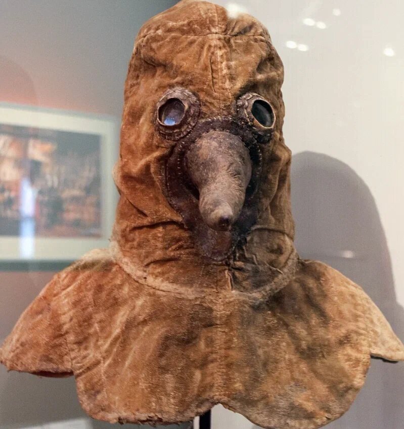 Одна из двух известных сохранившихся чумных масок; датируется периодом между 1650 и 1750 годами