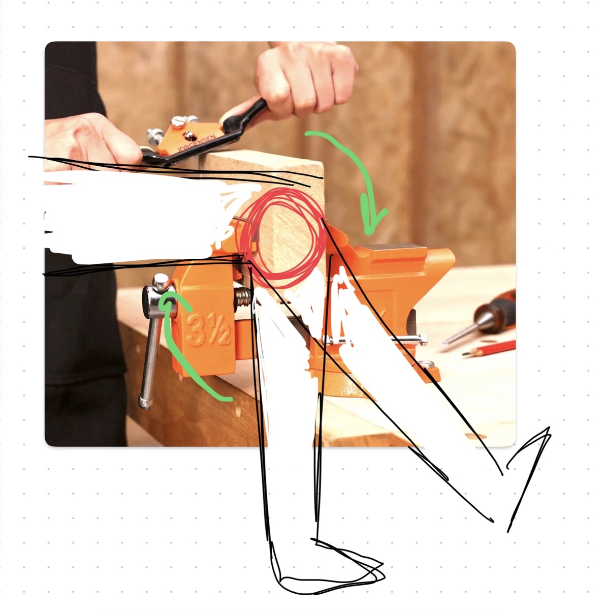 Колено анатомически может только сгибаться и разгибаться. Как петли на дверях. Только вперед или назад. Как в тисках! Представьте, что колено зажато в тиски, и двигаться может только так. Вращения по сторонам в коленях анатомически не предусмотрено. (художества автора, как умею…)