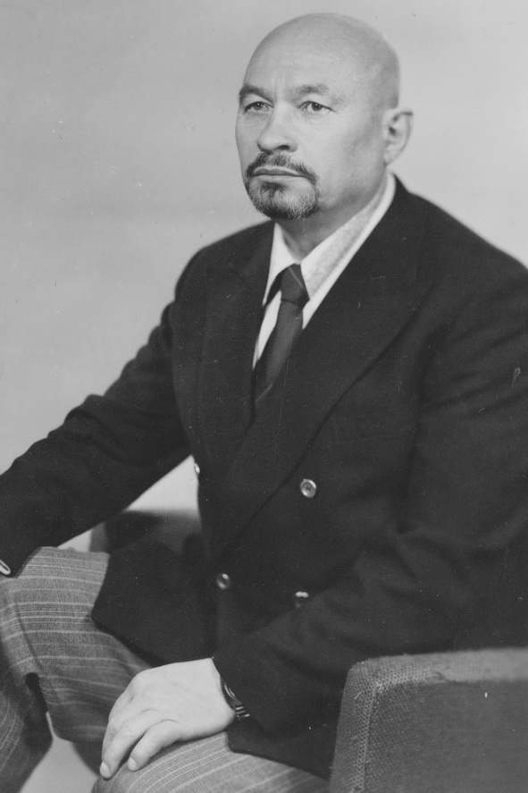 Тут тоже на пенсии, но по парадному.