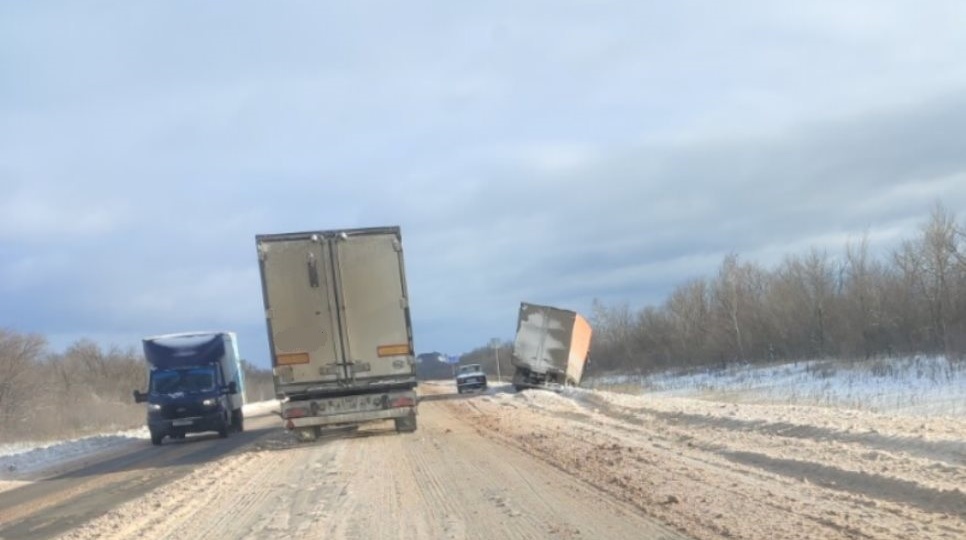 Снежная буря парализовала Поволжье: в Самарской области снимают ограничения на дорогах