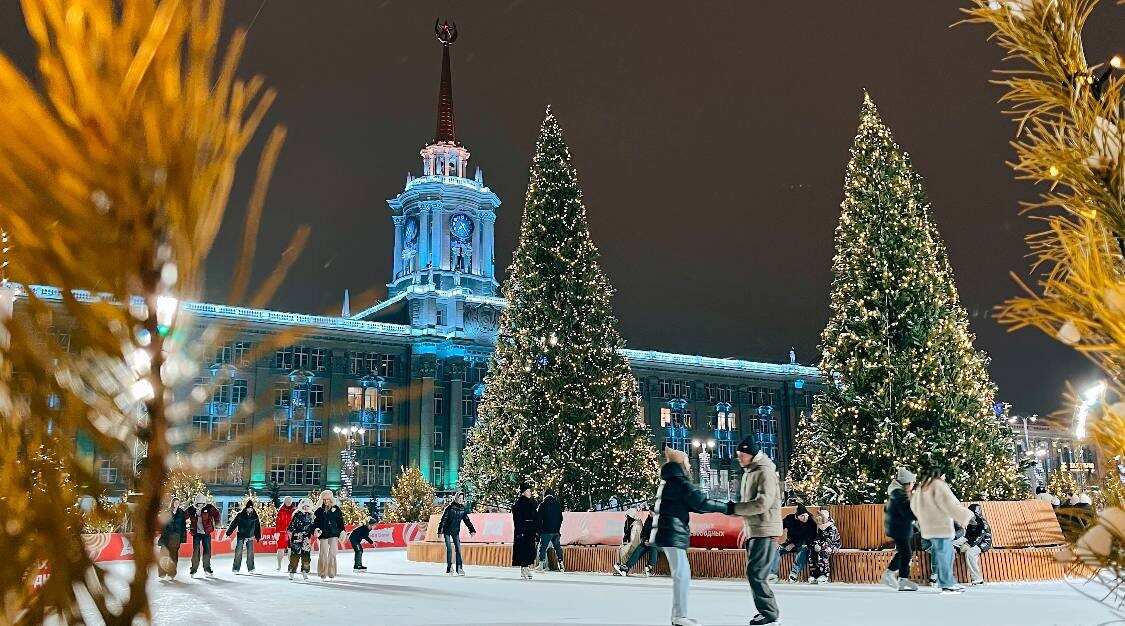 Каток на площади 1905 года в Екатеринбурге (источник фото: ТГ «Каток на площади со Сбером»)