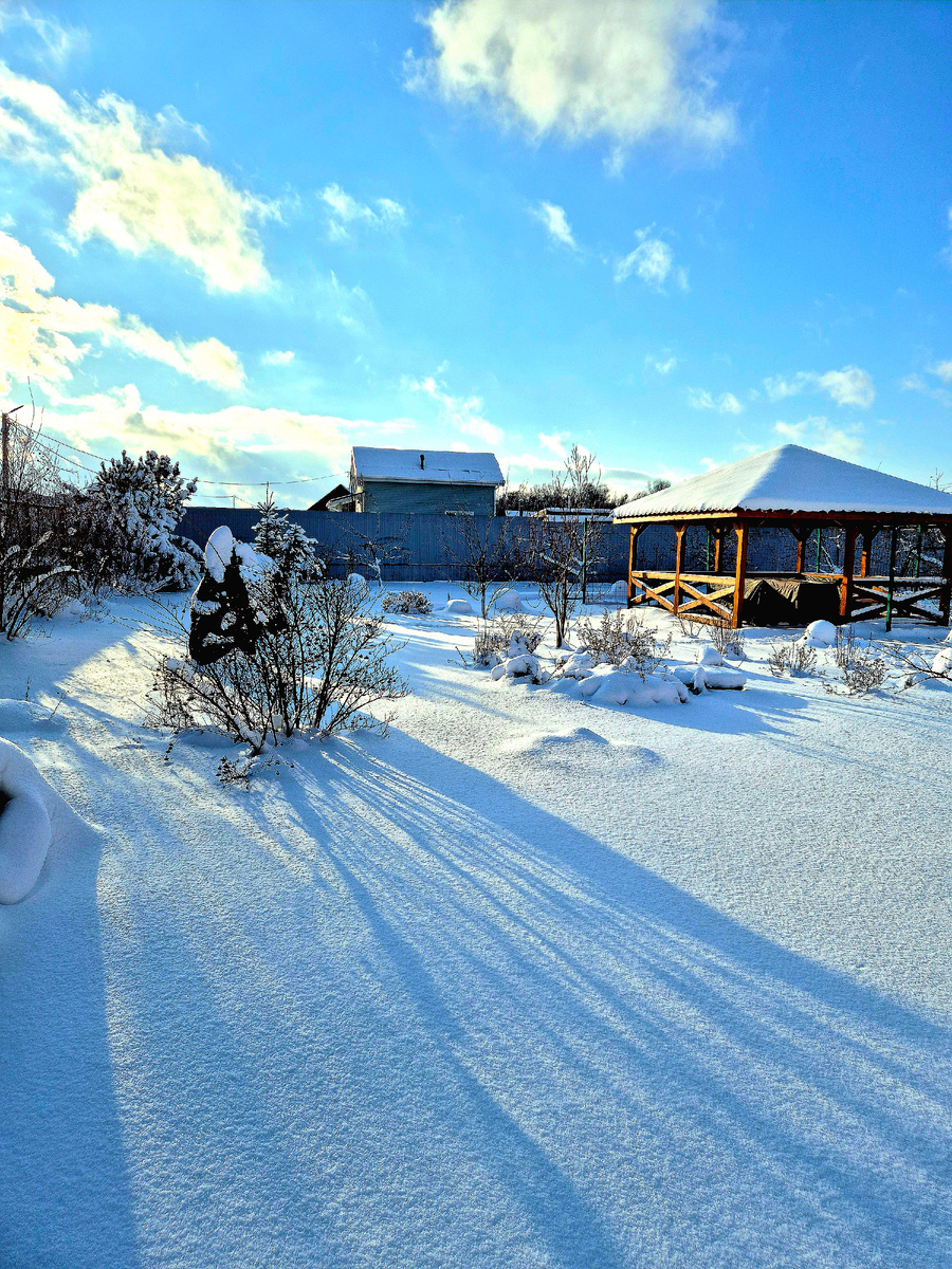 Снег искрится на солнце...