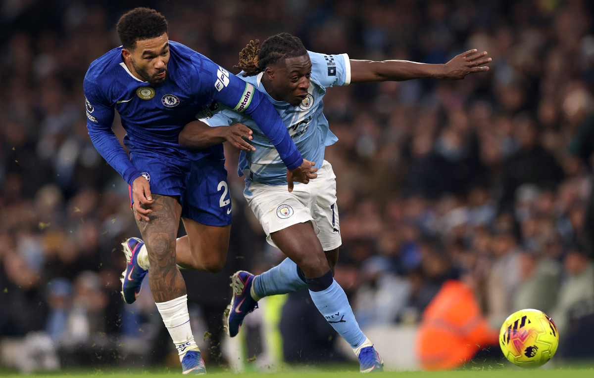    Защитник "Челси" Рис Джеймс и полузащитник "Манчестер Сити" Жереми Доку  Carl Recine/Getty Images