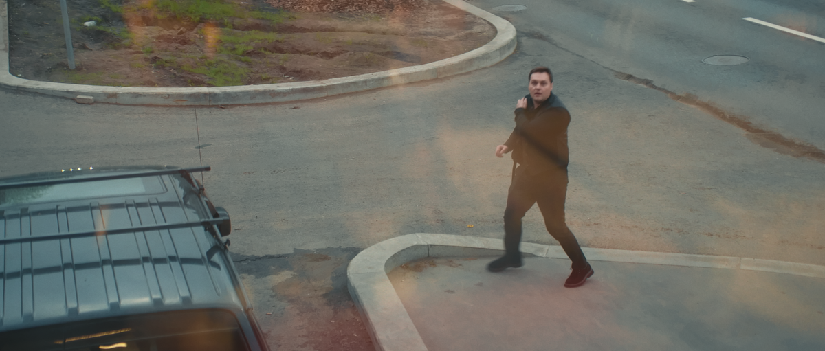 Кадр из фильма "Накладно". Режиссёр Владимир Кисаров. В кадре актёр Юрий Балицкий. 2025 год