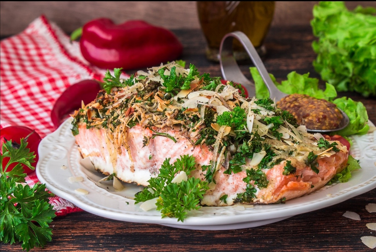 Запечённый лосось с хреновой корочкой и сливочным соусом