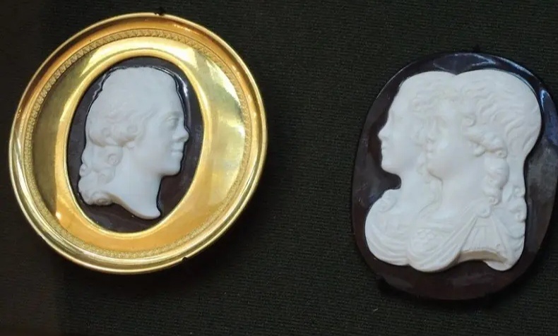 Её руки выточили