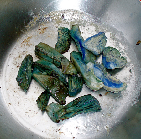 Позеленевшие на воздухе синие рыжики. Наши оранжевые ведут себя аналогично.