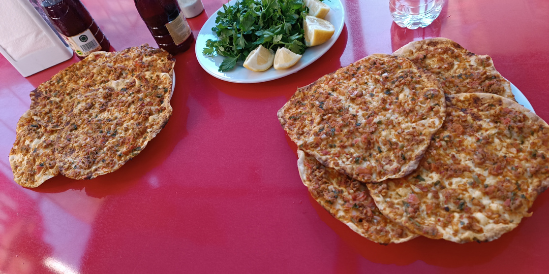 Почему лахмаджун — не пицца, а настоящая гастрономическая визитка Турции