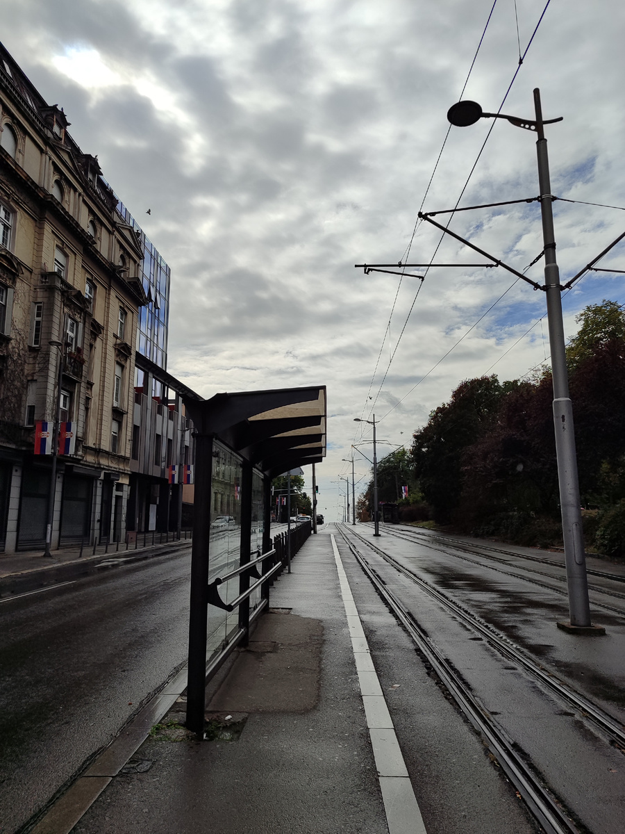 Белград пахнет свежестью после прохладного осеннего ливня. Город встречает нас слегка печальной атмосферой вечера, наполненного шелестом пока ещë зелëных деревьев и неожиданно холодных касаний ветра. 