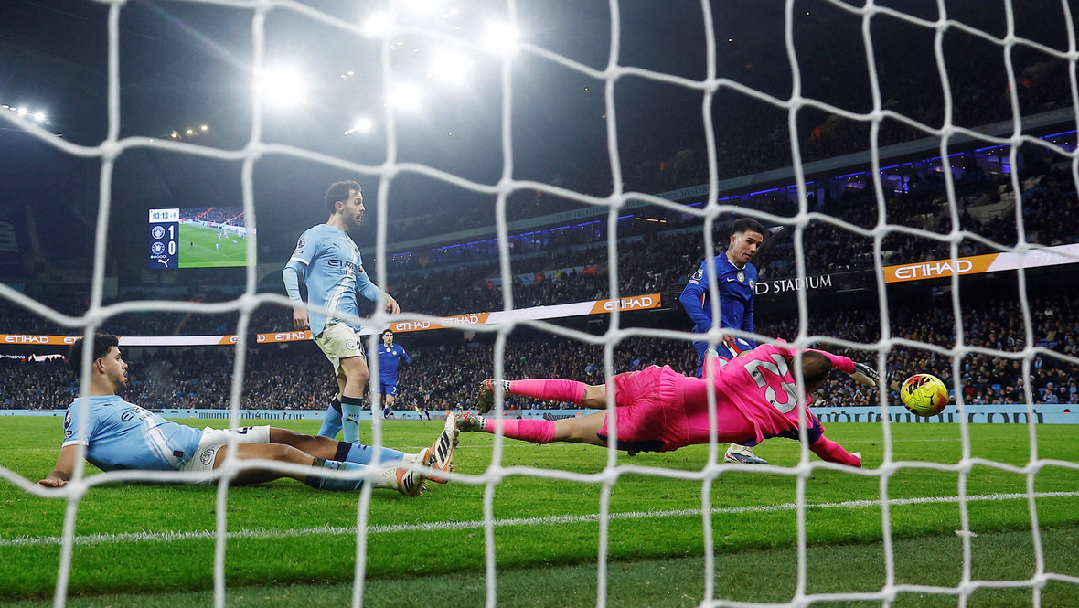    Полузащитник «Челси» Энцо Фернандес сравнивает счет в матче с «Манчестер Сити» (1:1) на 90+4-й минуте. Reuters