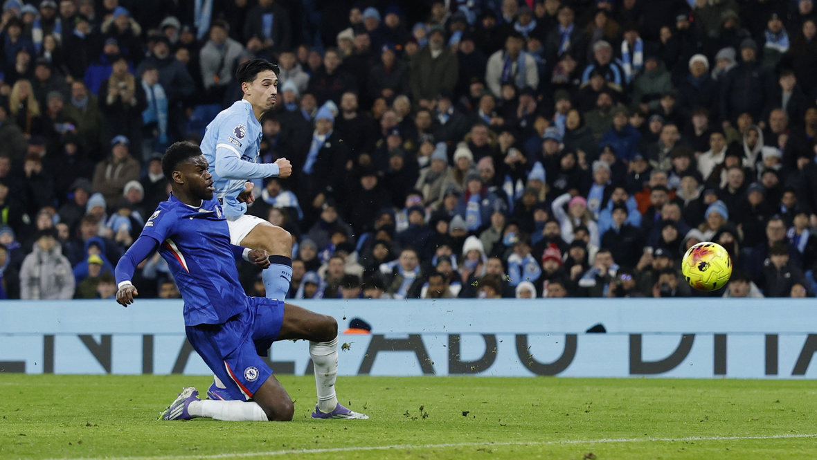    Голевой удар хавбека «Ман Сити» Тиджани Рейндерса. Reuters