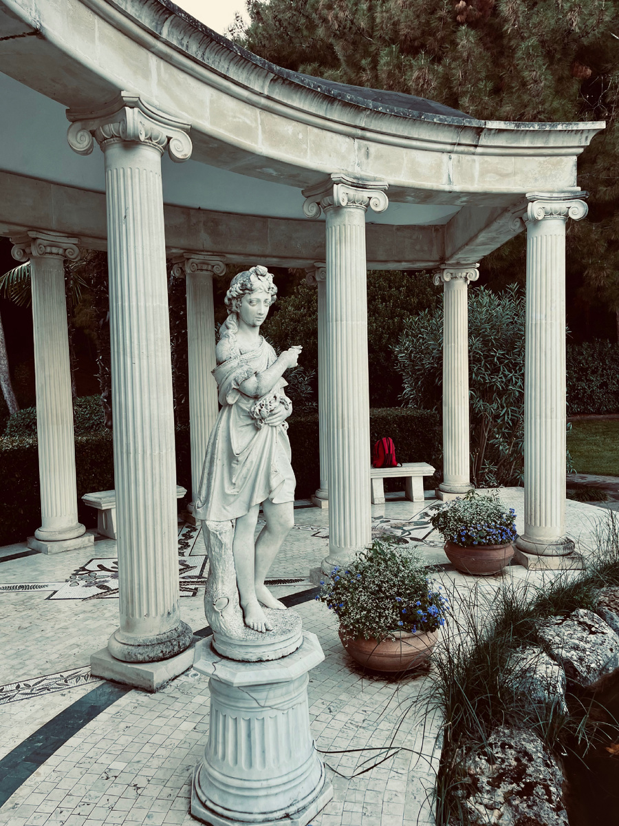 Часть статуй были привезены из Италии