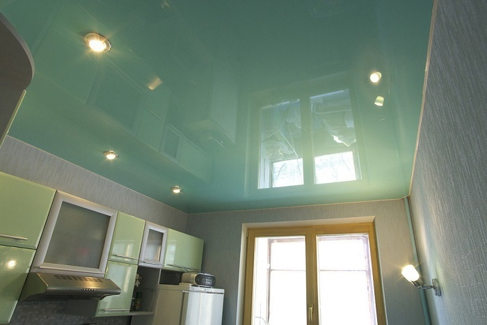 5+ причин, почему глянцевые потолки – не лучший выбор даже для маленьких квартир
