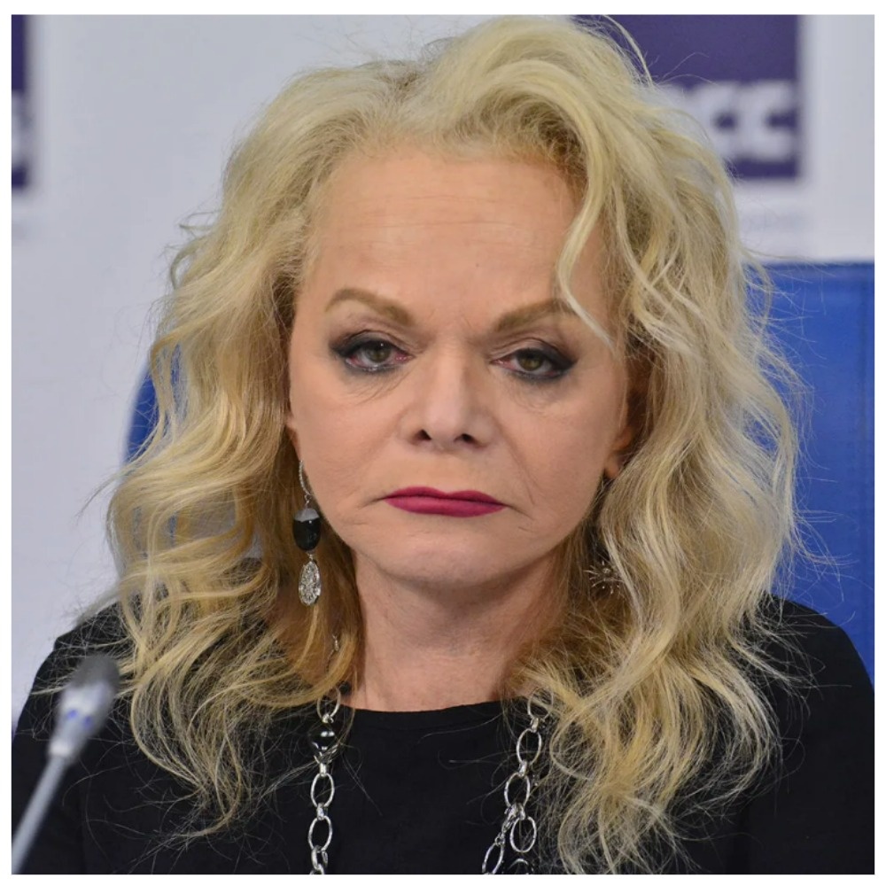 Фото, ближе к реальному, хотя и оно отфотошоплено, не бывает в 71 такой гладкой шеи.