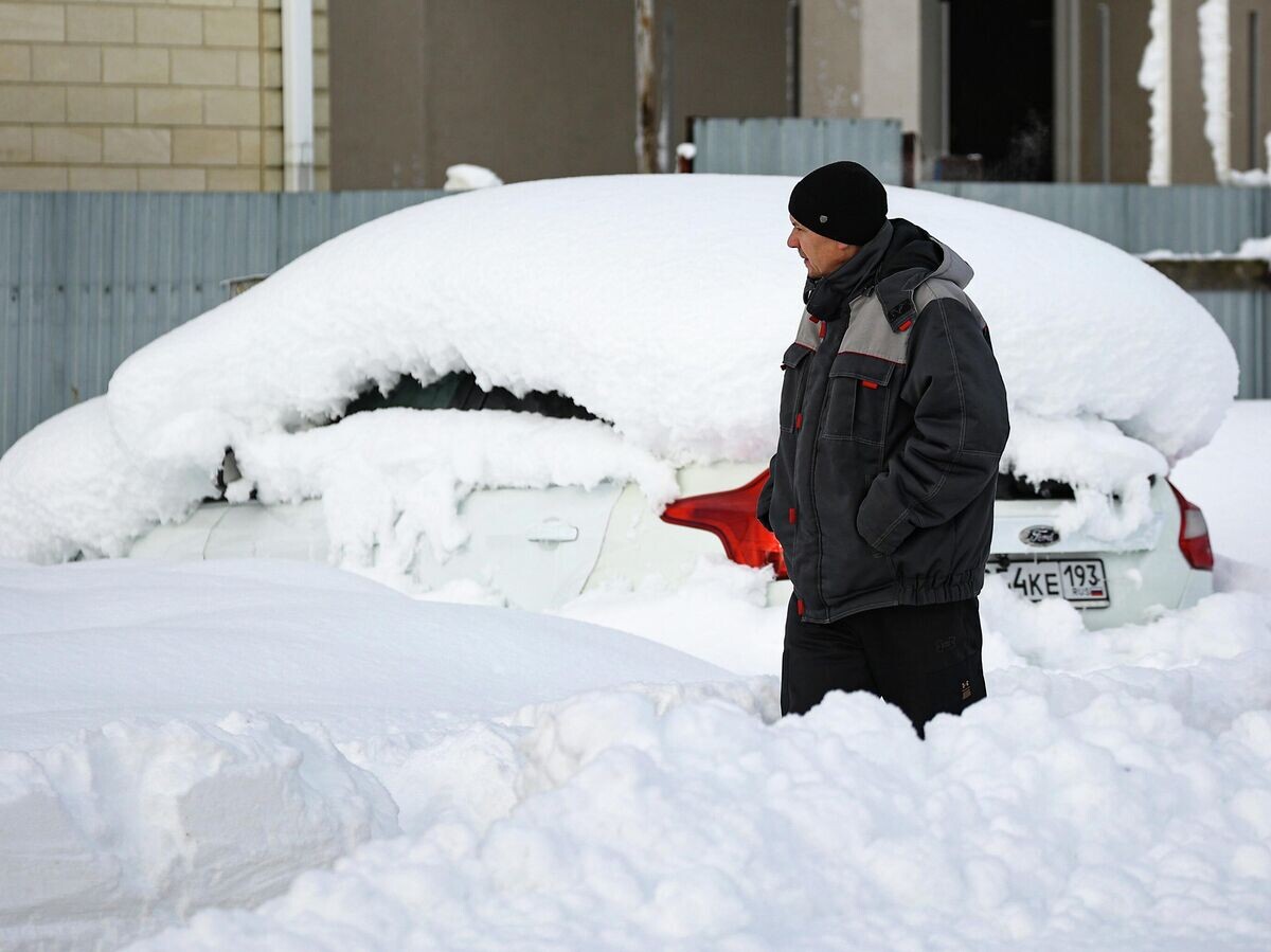    Мужчина в Белореченске после сильного снегопада | © РИА Новости / Виталий Тимкив