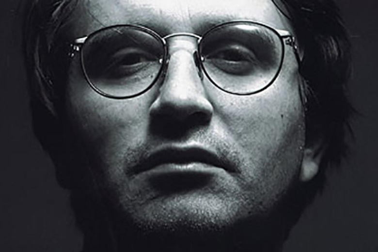 Олег "Флянц" Флянго́льц (полное имя Ольгерд Рудольфович Флянгольц; 19 декабря 1965, Москва — 2 августа 2021) — российский кинорежиссёр и оператор, клипмейкер. Клипы начал снимать в 1988 году. Снял большое количество видеоклипов для рок-групп "Алиса", "ДДТ", "Tequilajazzz", "Наив", "НЭП" и др. Известен музыкальным фильмом о творчестве Виктора Цоя "Просто хочешь ты знать" и картиной "Безразличие", ставшей победителем фестиваля "Кинотавр" в 2011 году