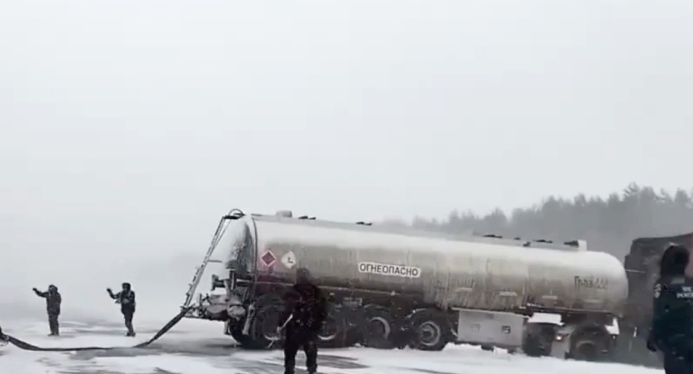 МЧС: Более 40 грузовиков застряли на трассе в Татарстане из-за метели, им оказывается помощь