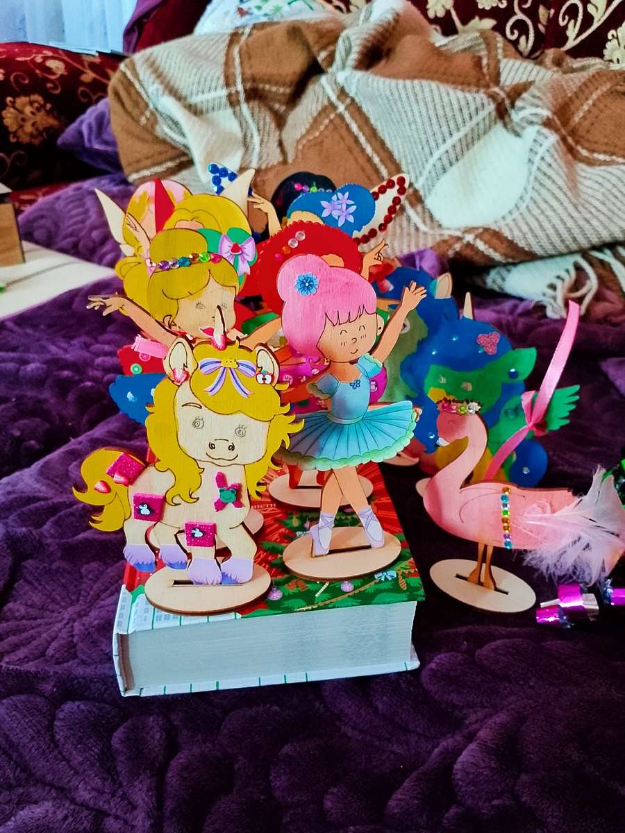 Дочка деревянных кукол делает. Кирилл автогонки устраивает.