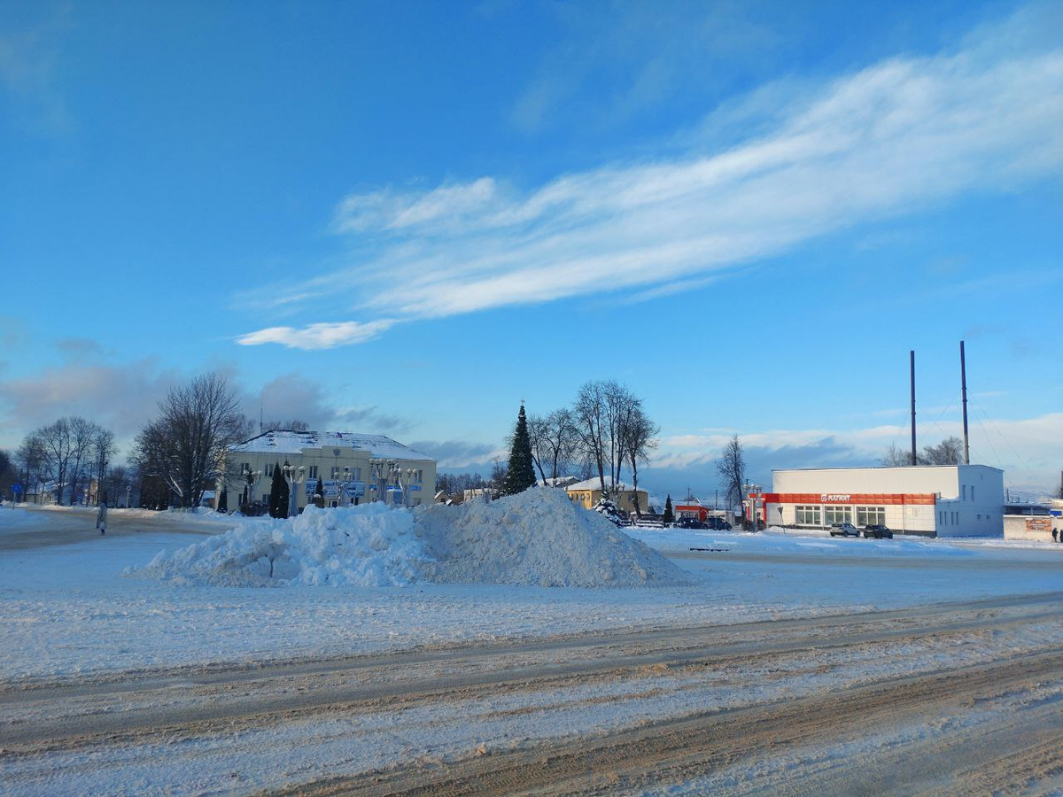 Центр нашего посёлка. Не успели ещё увезти весь снег.