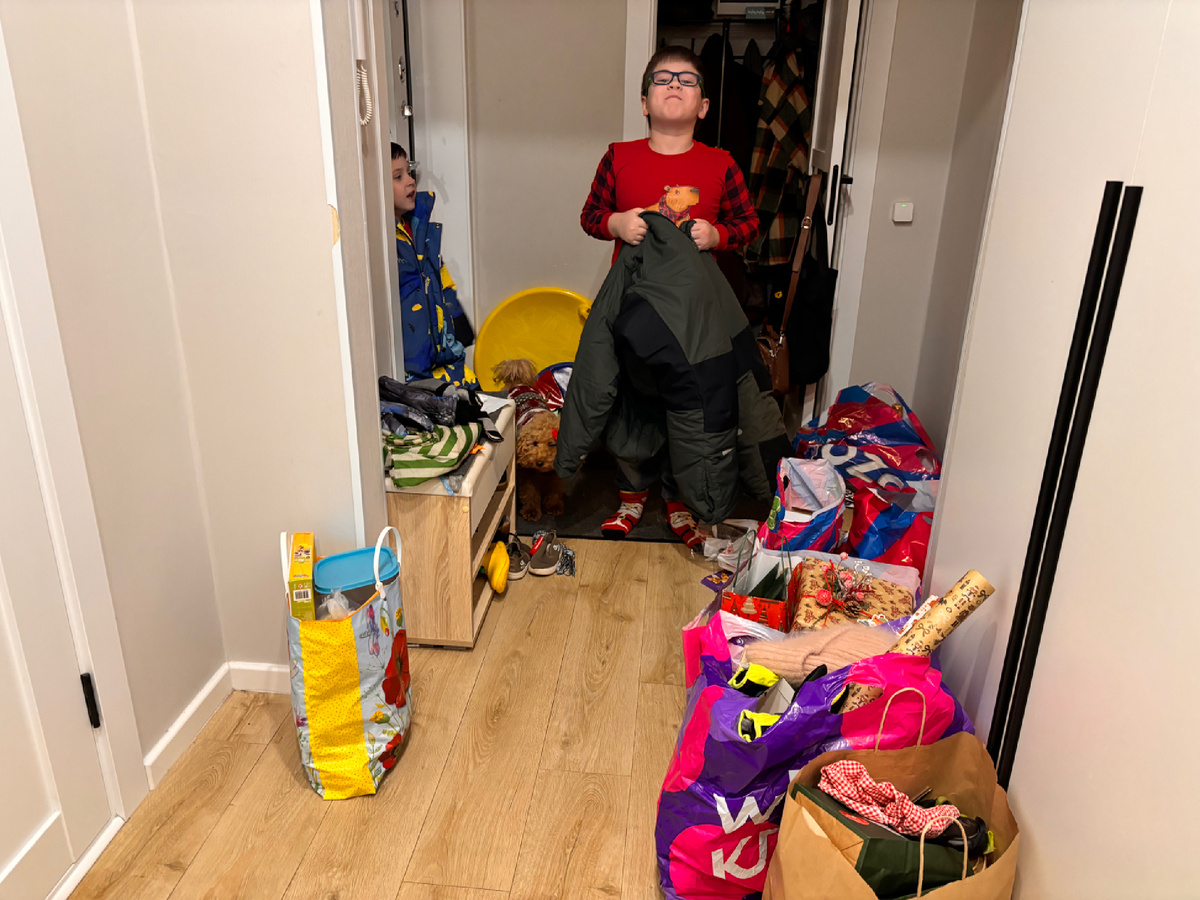 Собираемся в деревню, в пакетах подарки и все нужное. Еле поместилось все в машину. 