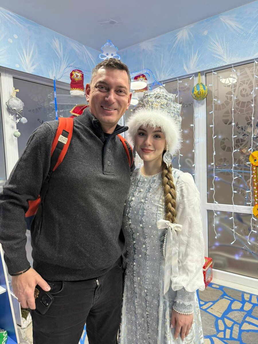 Мы давно хотели попасть с детьми в резиденцию Снегурочки.
И вот сегодня наконец там побывали.
Просто семейная поездка с семьями наших друзей и живой детский интерес.
Место оказалось очень тёплым и добрым. Редкое ощущение в современном мире скоростей.
От местных жителей услышали любопытную историю. Говорят, что кандидат на роль Снегурочки проходит настоящий женский отбор, прямо конкурс красоты. А потом, если утверждают, подписывает контракт с условием не выходить замуж на протяжении 5 лет. Правда это или красивая легенда, не знаю.
Для меня в этой поездке главное другое.
Мы не откладывали на «когда-нибудь потом», а просто поехали и создали ещё одно общее воспоминание.