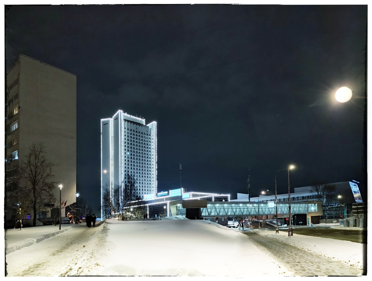 Горсовет и здание гостиницы. 