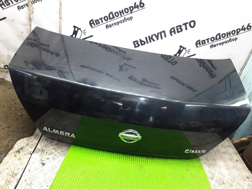 Яркий пример. Крышка багажника от Nissan Almera Classic. Внешне выглядит нормально. Но из-за удара в заднее крыло внутренний каркас сильно деформировался. Такая крышка нормально не встанет по зазорам