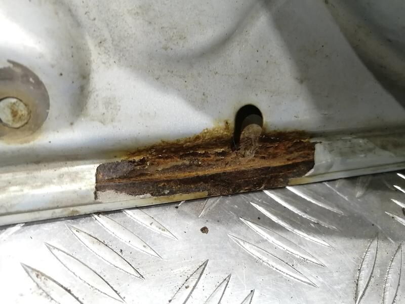 Видите эту ржавчину в стыке? Такую дверь даже не берите в руки — она безнадёжна