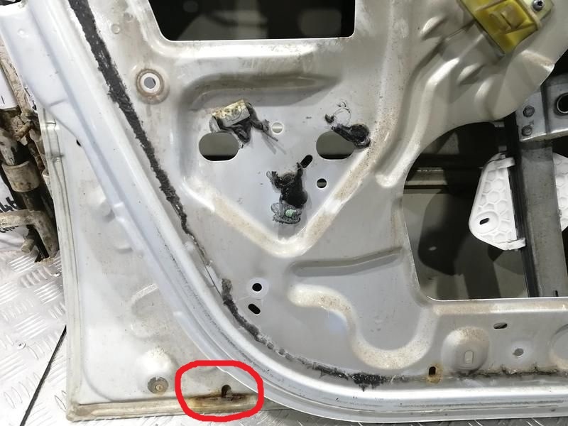 Видите эту ржавчину в стыке? Такую дверь даже не берите в руки — она безнадёжна!