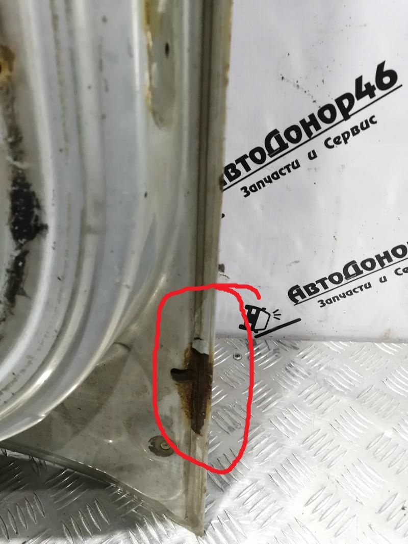 Нижняя кромка двери с внутренней стороны. Такую ржавчину практически невозможно вытравить и остановить процесс дальнейшего гниения.