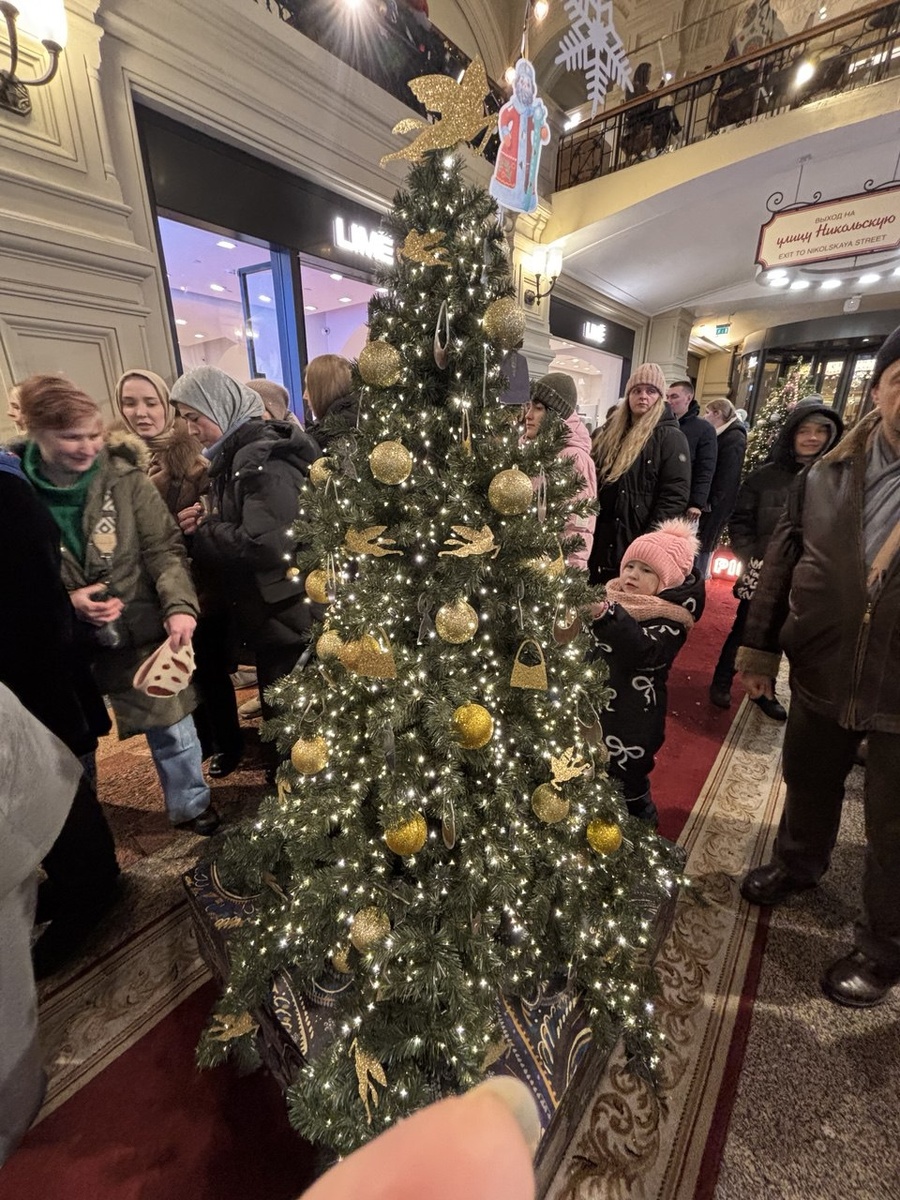 Ёлка с золотыми шарами и силуэтами пегасов