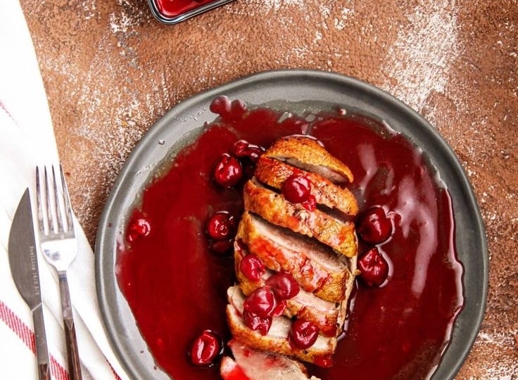 Утка в вишне и золотой картофель: ресторанное Рождество у вас дома