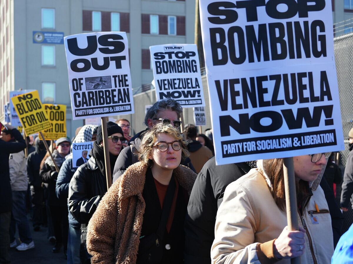    Протестующие у здания следственного изолятора в Нью-Йорке, где содержится захваченный президент Венесуэлы Николас Мадуро | © Getty Images / China News Service / Liao Pan