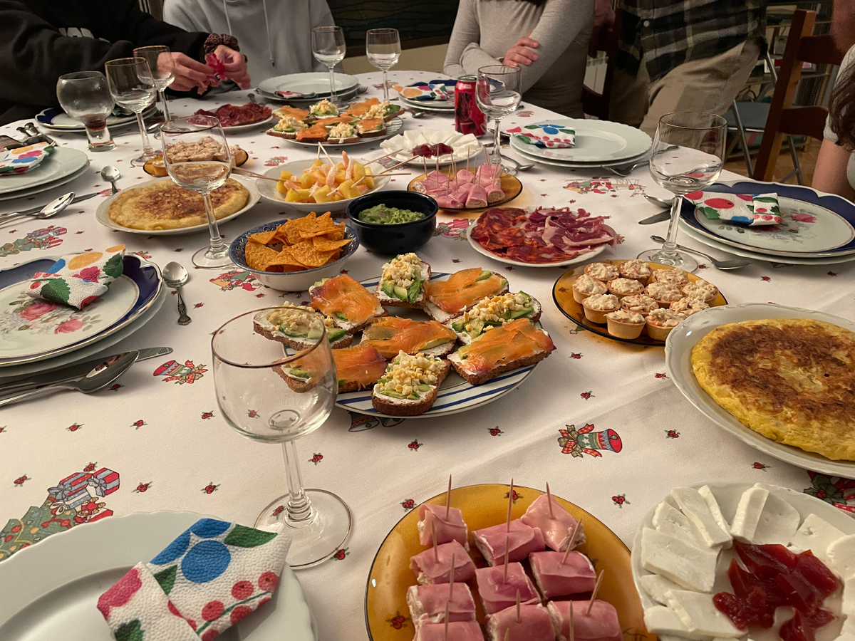 Это стол с закусками