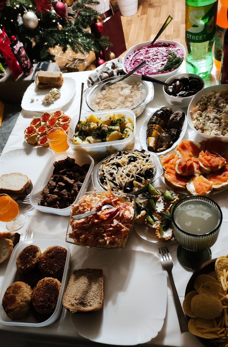 Если вместе приготовить стол, то никто не устанет, и останутся силы на праздник.