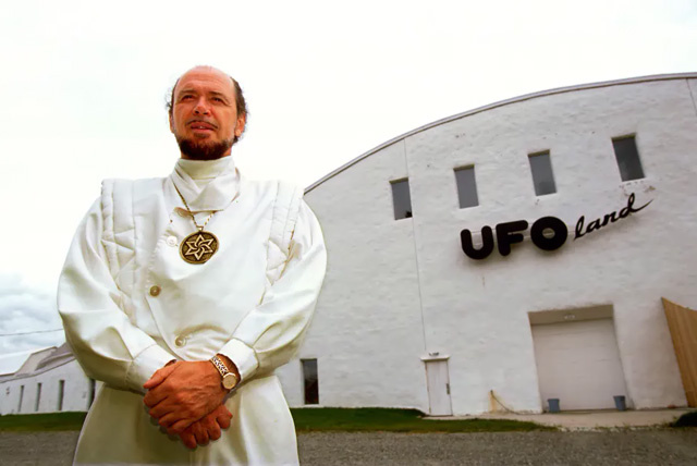 Раэль утверждает, что является инопланетным пророком, имевшим контакт с внеземными существами